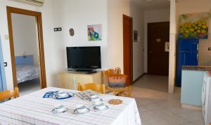 Salotto e angolo cottura appartamento Lignano